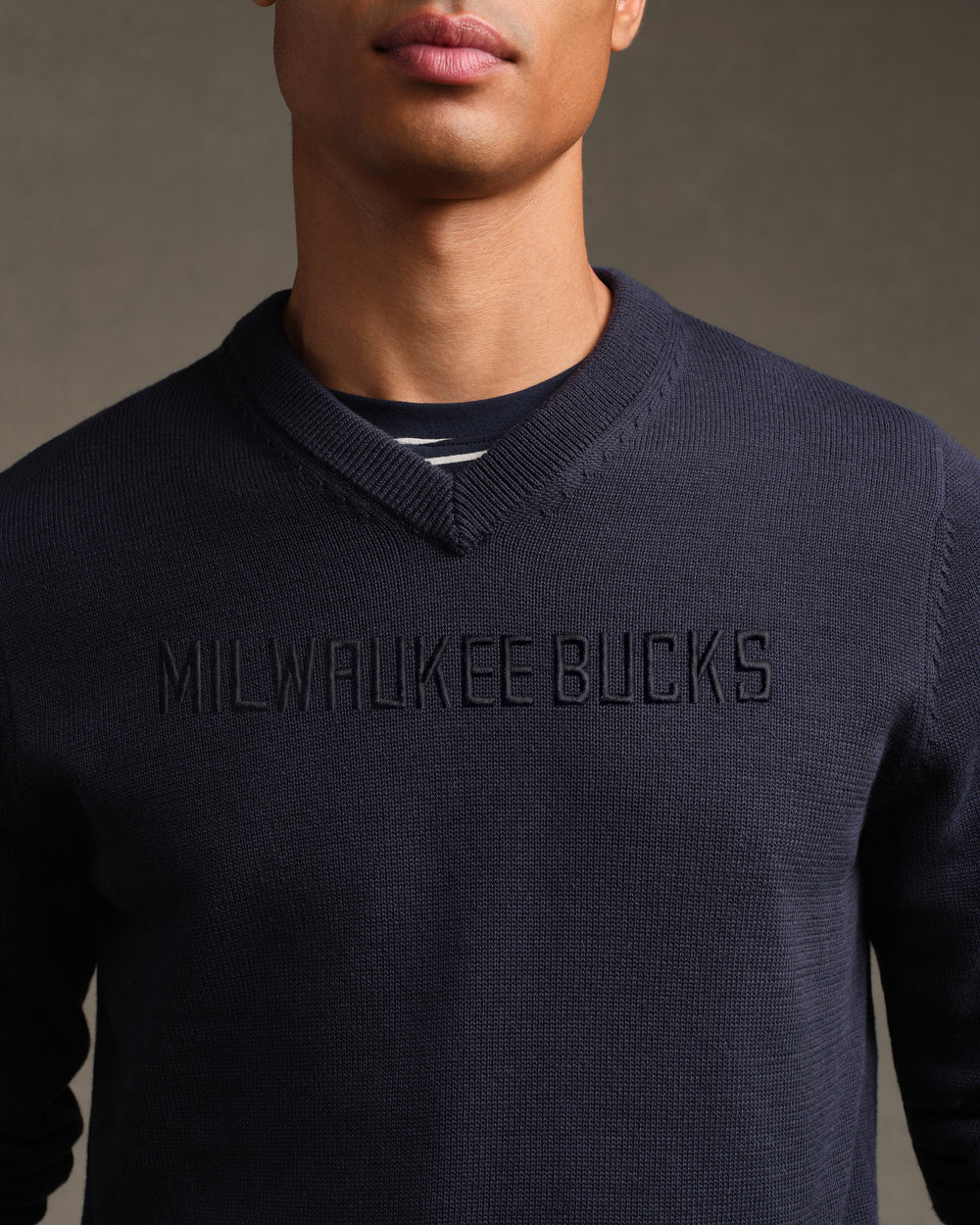 Milwaukee Bucks NBA Commuter® V-Neck Sweater - US 1507