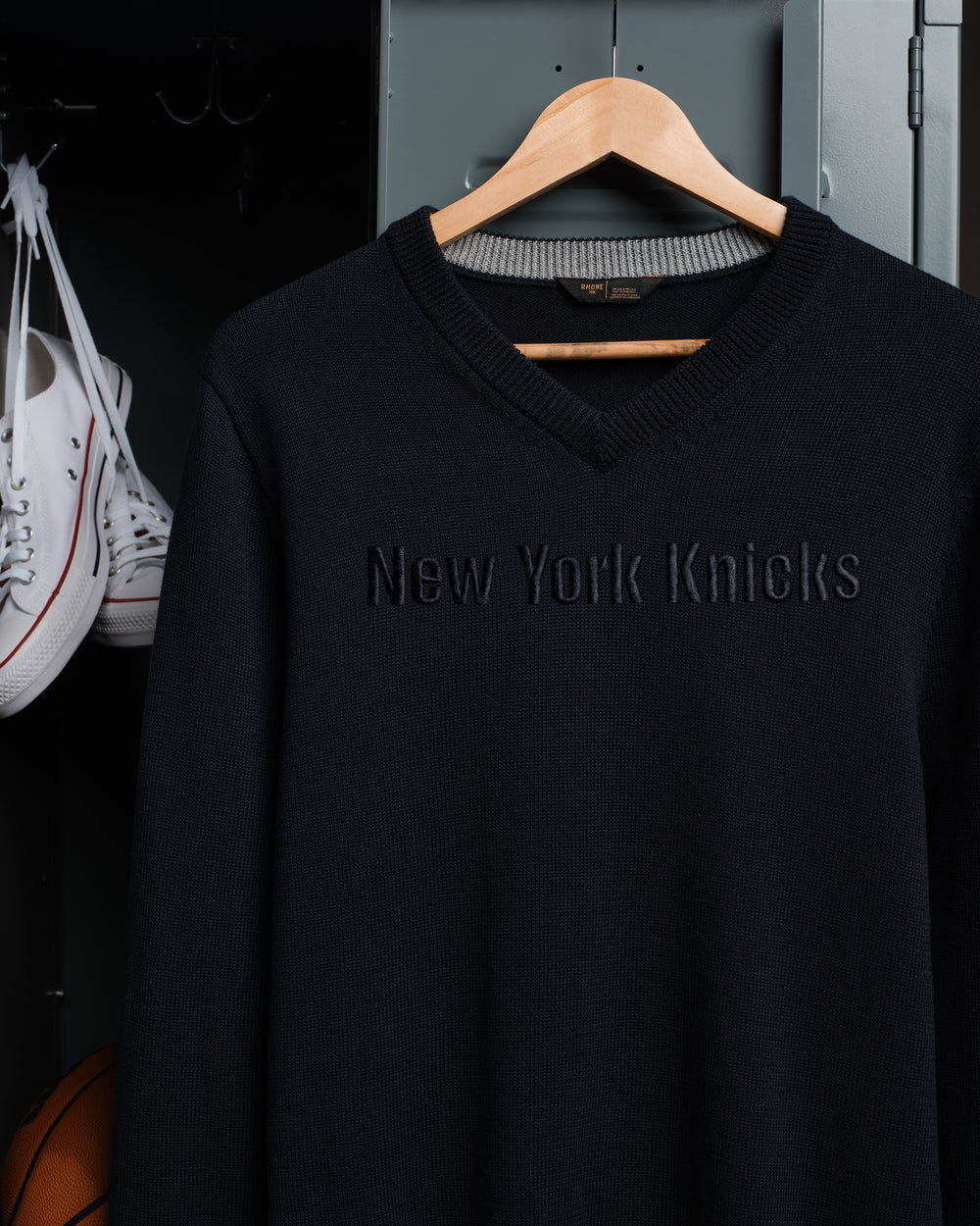New York Knicks NBA Commuter® V-Neck Sweater - US 1068