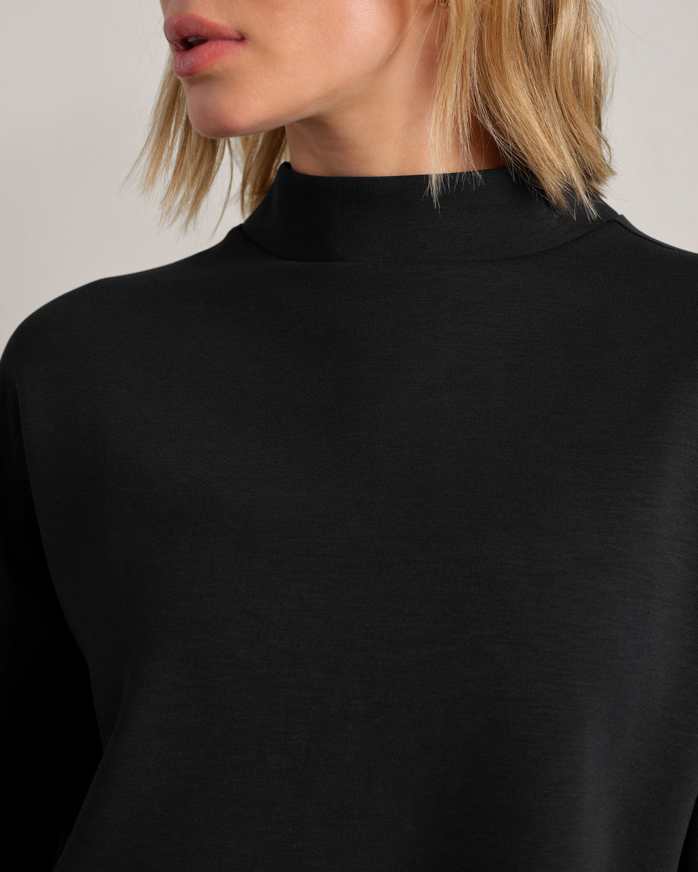 DreamGlow® Cropped Mock Neck - US 5564