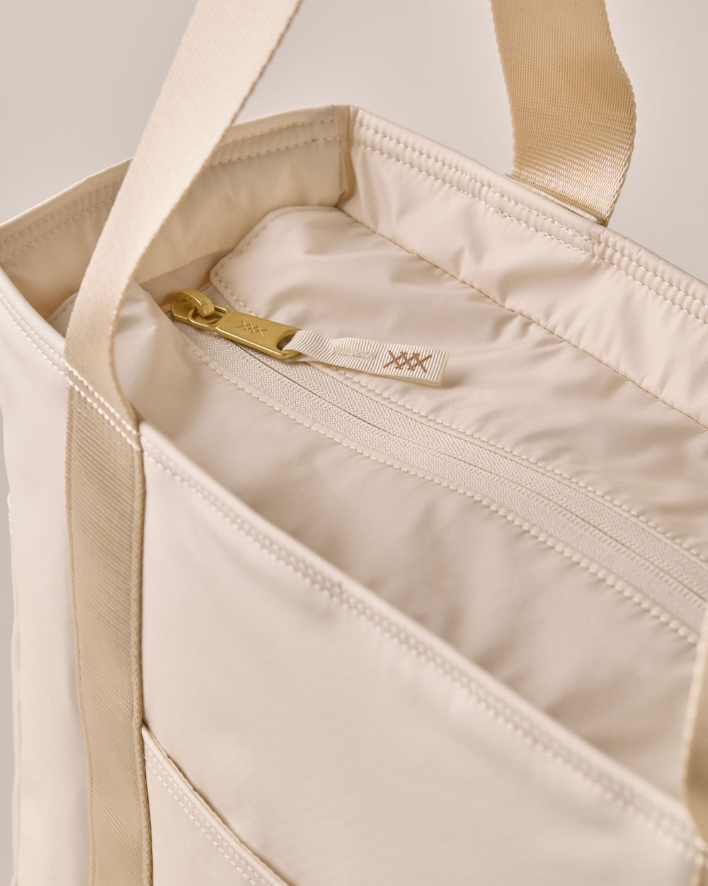 On The Daily Tote - US 5637