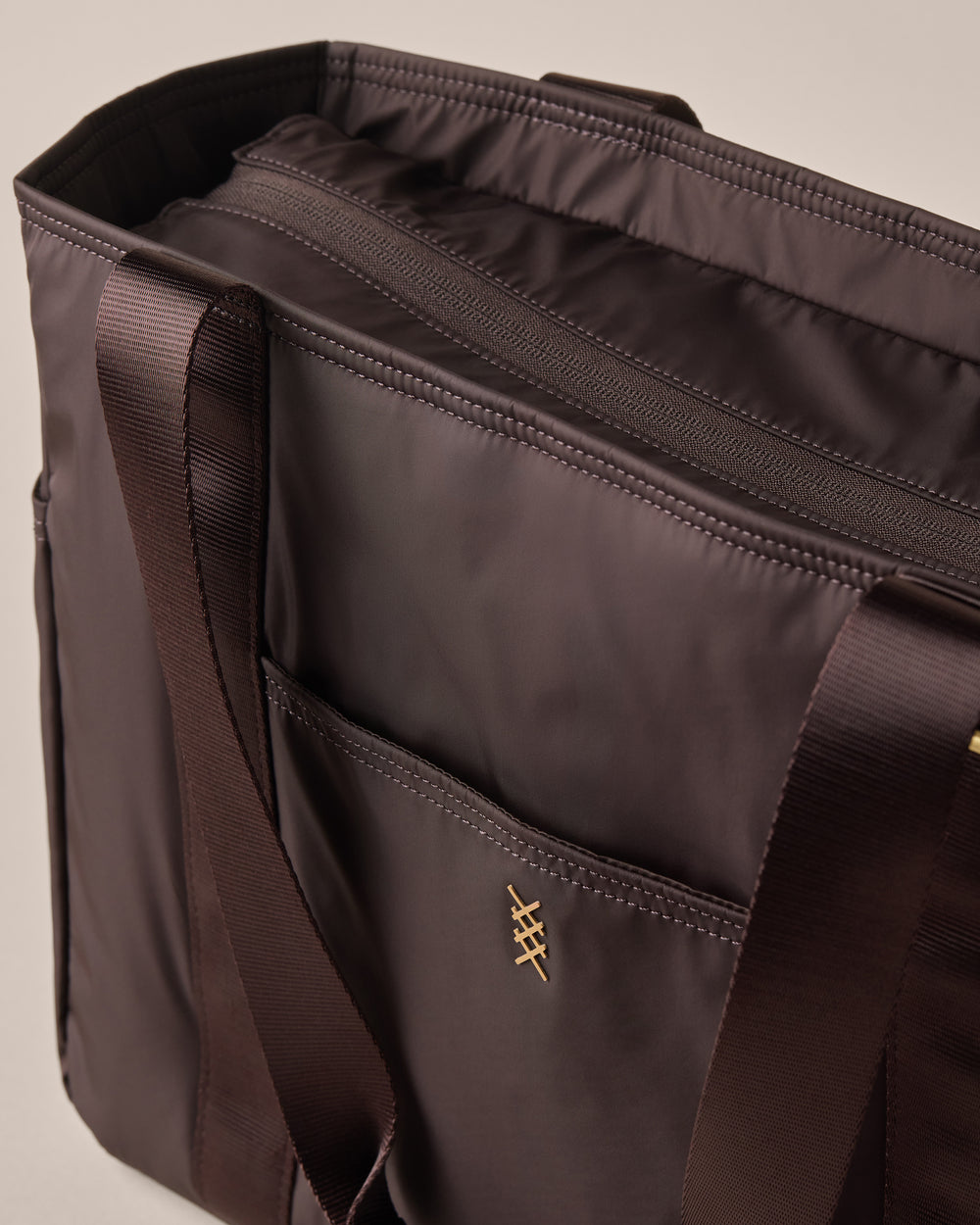 On The Daily Tote - US 4054