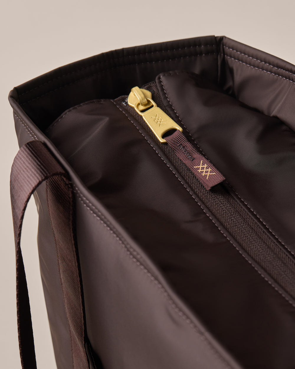 On The Daily Tote - US 4054