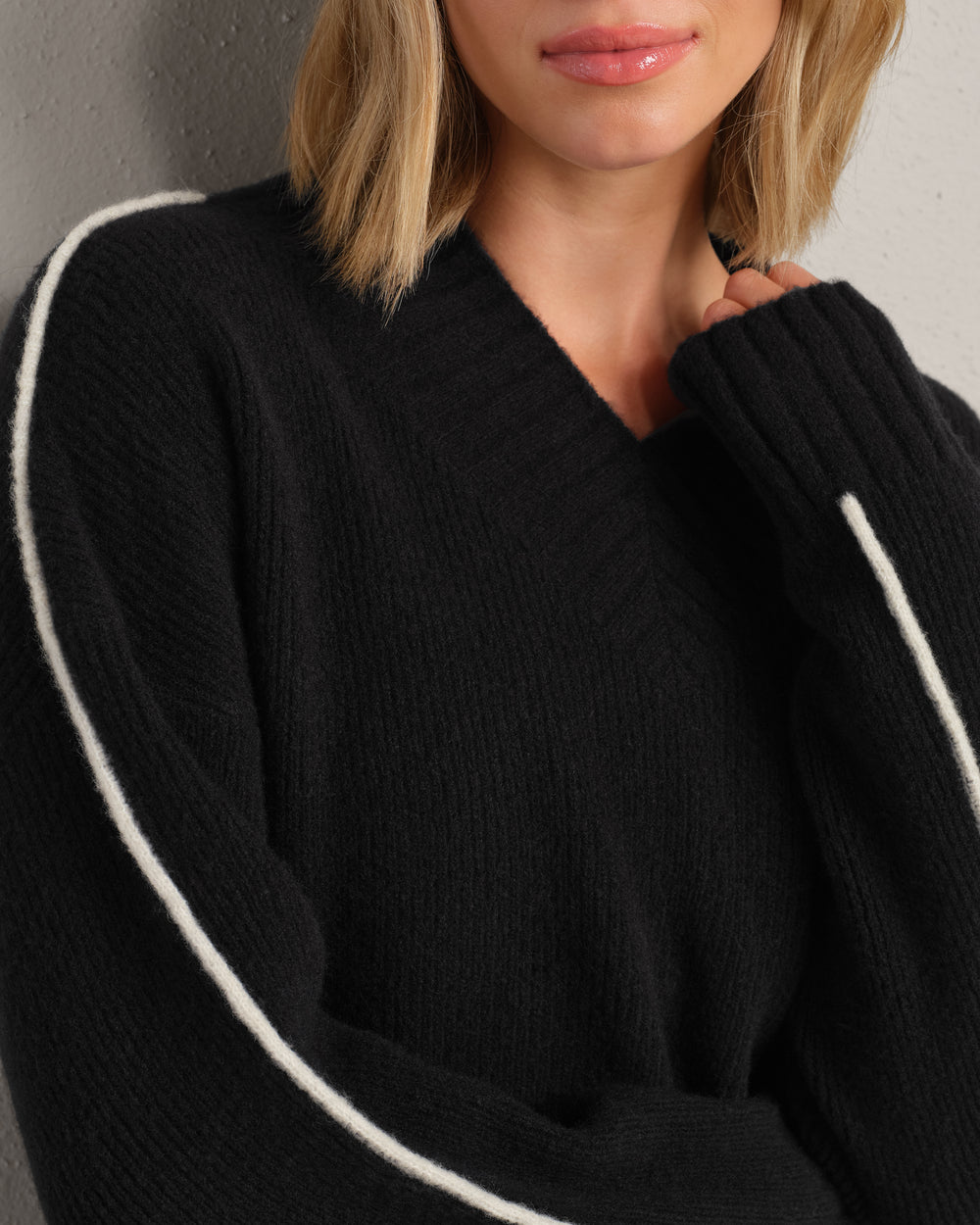 Westside V-Neck Sweater - US 7612